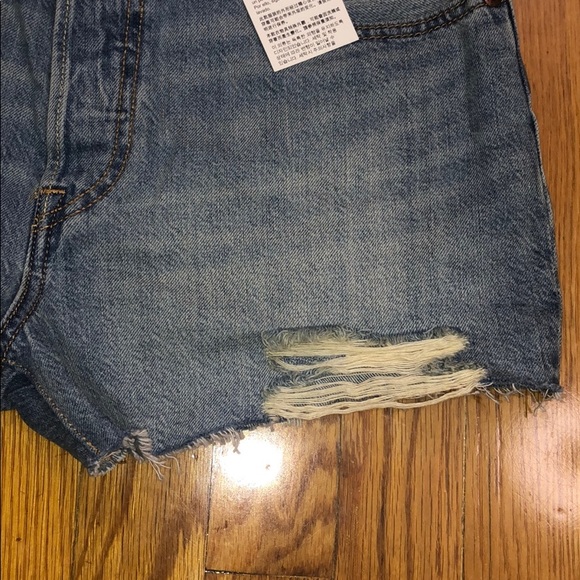 Levi’s 3” inseam denim shorts - Picture 4 of 8
